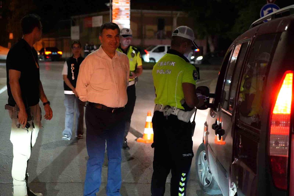 Edirne'de polis ekiplerinin gerçekleştirdiği trafik ve asayiş uygulamasından bir görüntü.