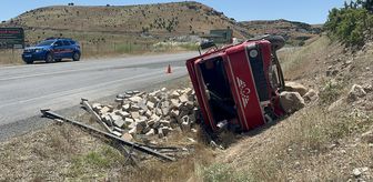Elazığ'da parke taşı yüklü kamyonun devrildiği kazada 2 kişi yaralandı