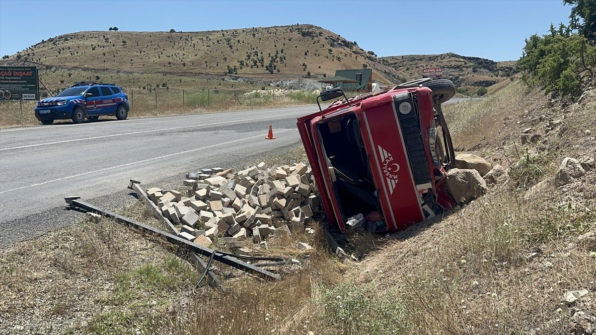 Elazığ'da parke taşı yüklü kamyonun devrildiği kazada 2 kişi yaralandı