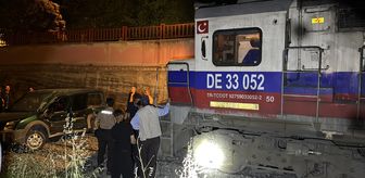 Elazığ'da yük treninin çarptığı hafif ticari araçtaki 2 kişi yaralandı