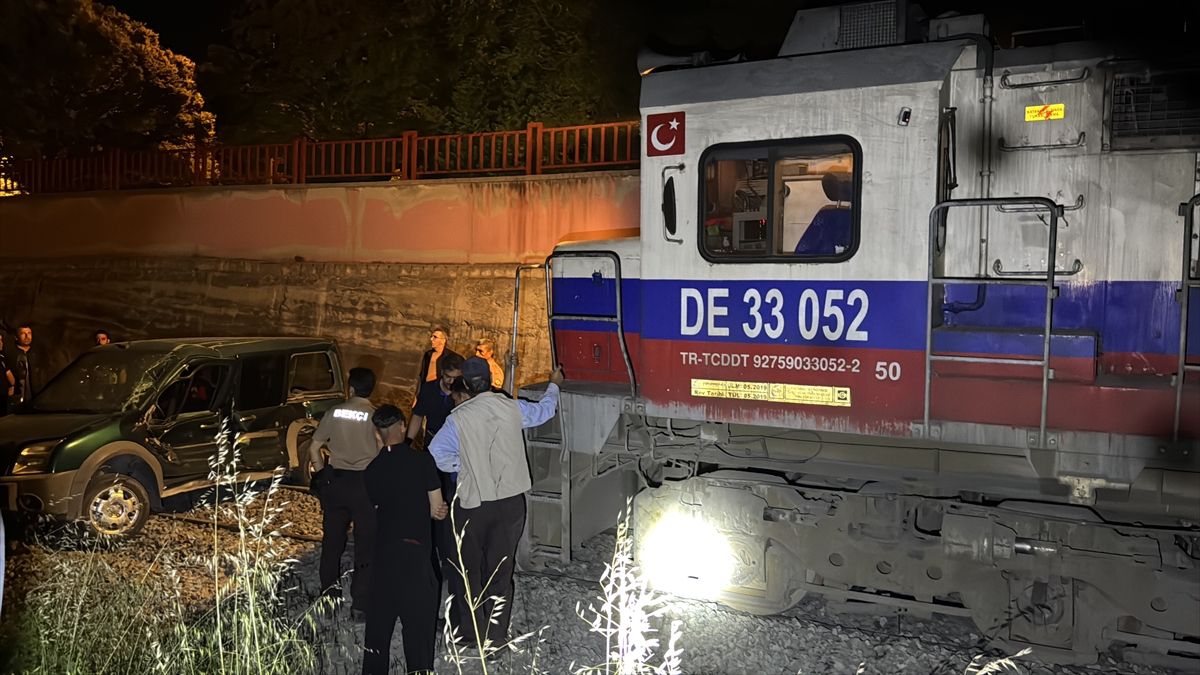 Elazığ'da yük treninin çarptığı hafif ticari araçtaki 2 kişi yaralandı