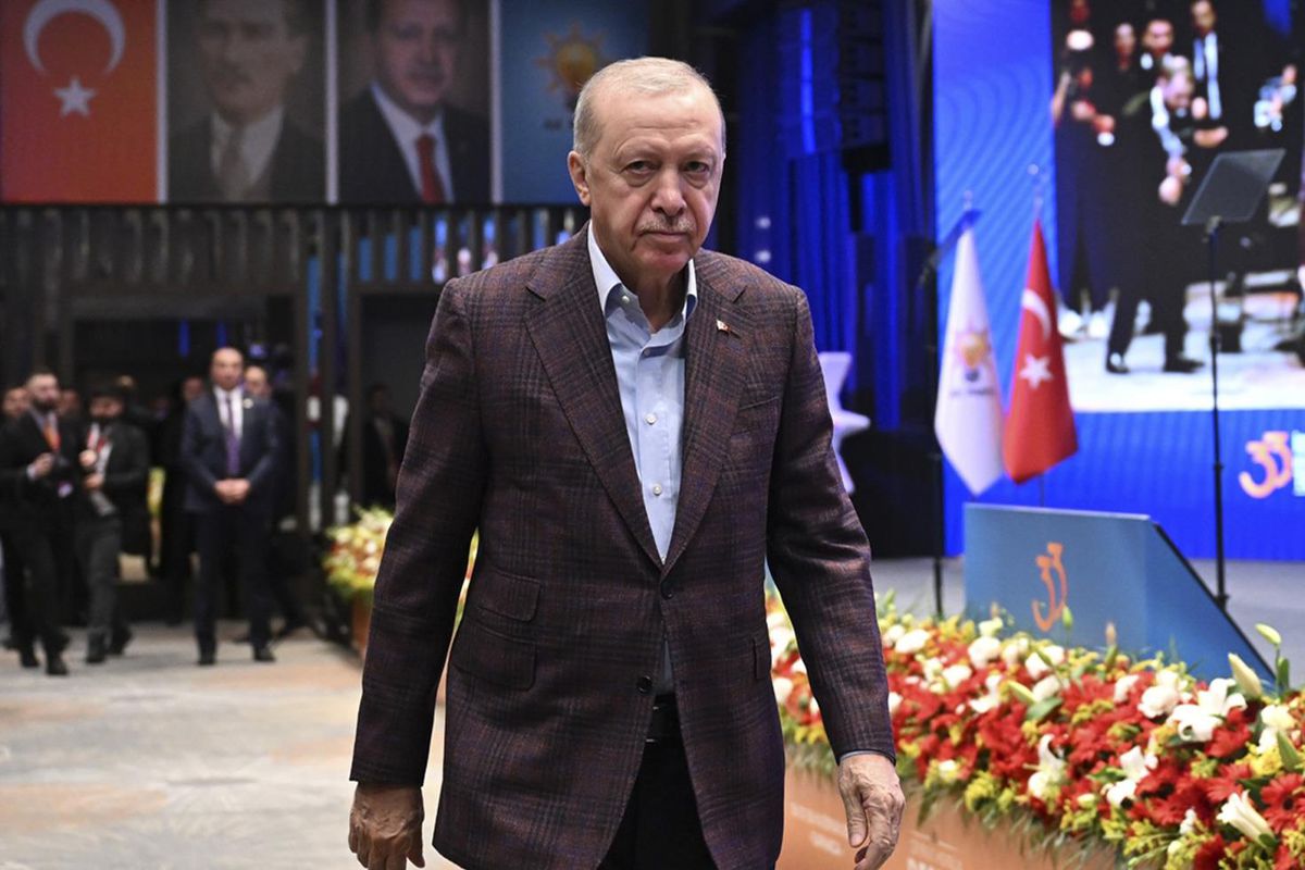 Cumhurbaşkanı Recep Tayyip Erdoğan'a AK Parti'nin 25. yılına özel hazırlanan şarkının dinletildiği an.