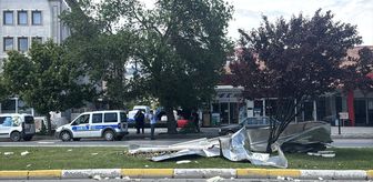 Erzincan'da kuvvetli rüzgar nedeniyle çatılar uçtu, ağaçlar devrildi