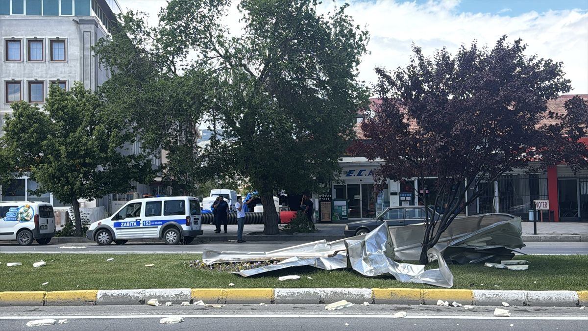 Erzincan'da şiddetli rüzgar nedeniyle bir binanın çatısının uçtuğu an.