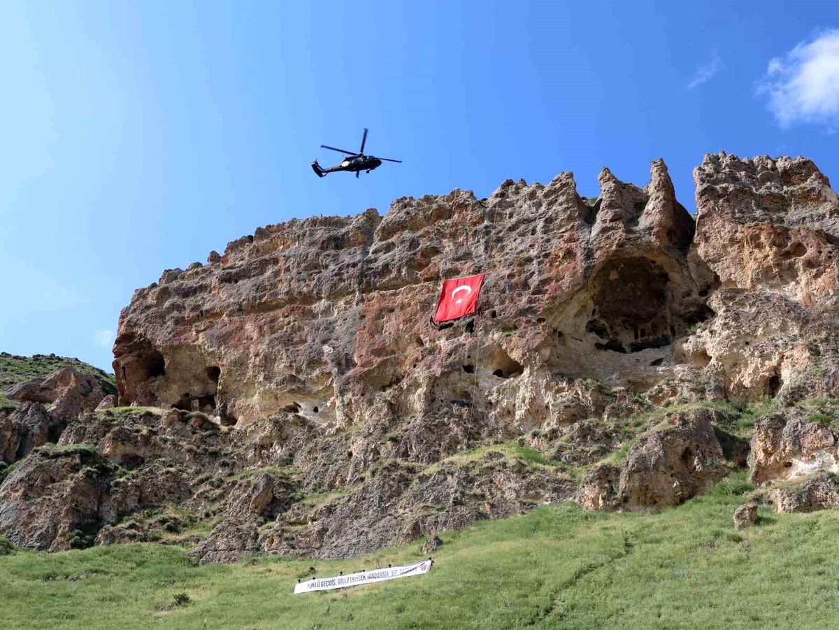 Erzurum'da 'Terörsüz Türkiye' vizyou: Karayazı Kırk Pencereler 'de gençler yürüdü, çelik kanatlar nefes kesti