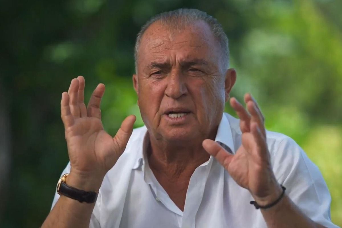 Fatih Terim basın toplantısında konuşurken
