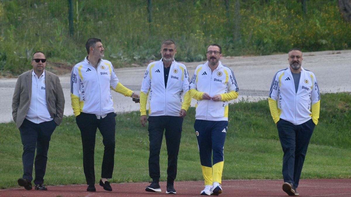 Fenerbahçe Kulübü Başkanı Aziz Yıldırım ve yönetim kurulu üyeleri, Düzce Topuk Yaylası Tesisleri'nde futbol takımını ziyaret ediyor.