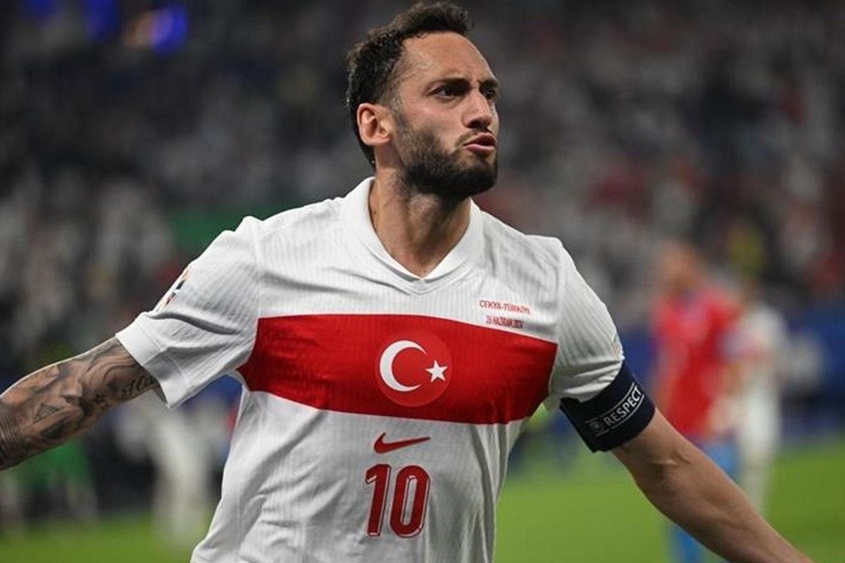 A Milli Takım kaptanı Hakan Çalhanoğlu açıklama yapıyor