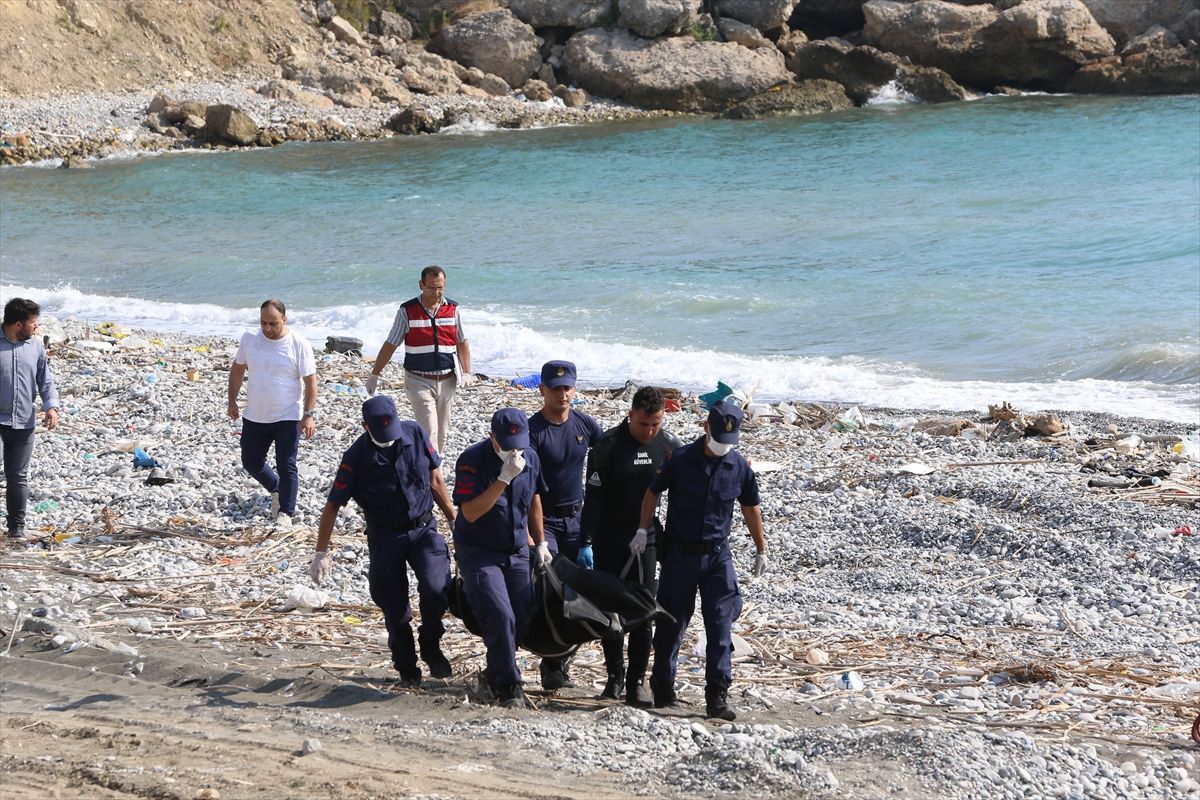 İskenderun'da denizde bulunan erkek cesedi