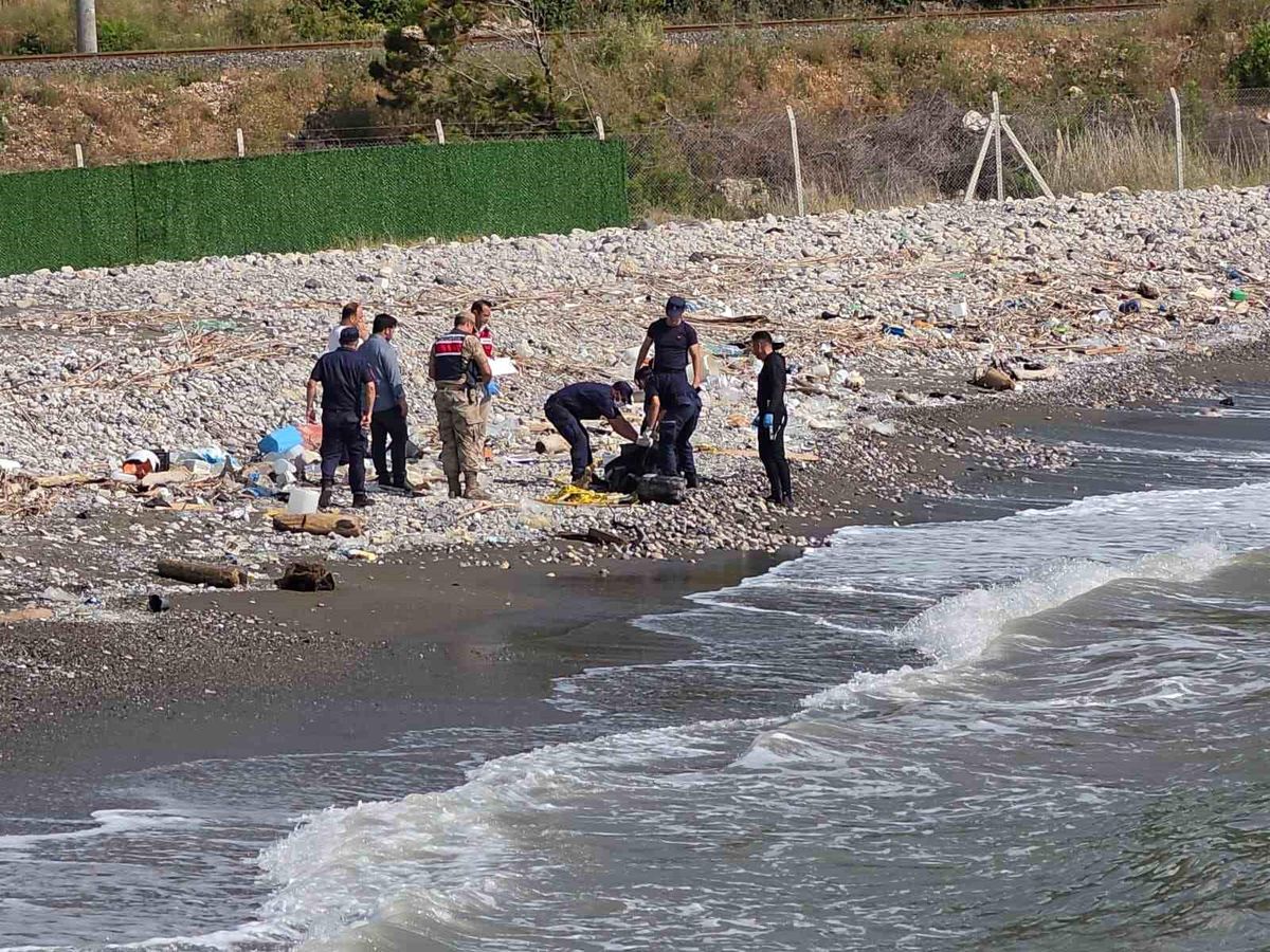 Hatay'da sahilde kimliği belirsiz erkek cesedi bulundu