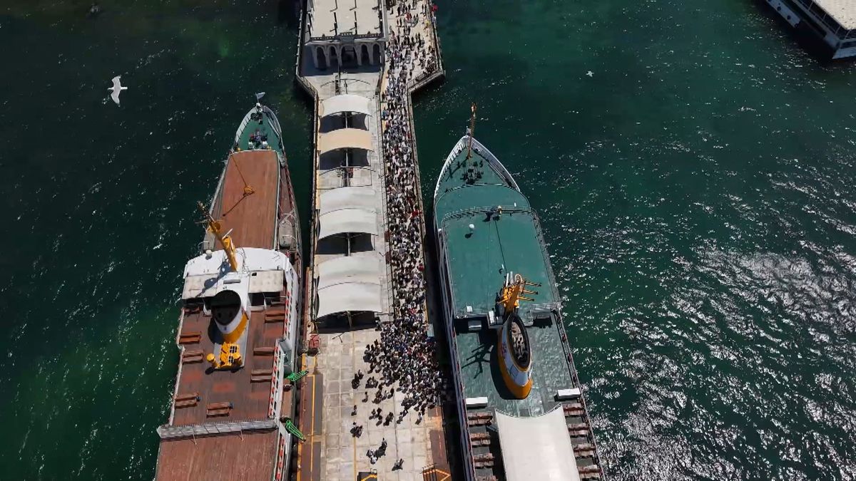 Büyükada'da hafta sonu oluşan insan kalabalığı