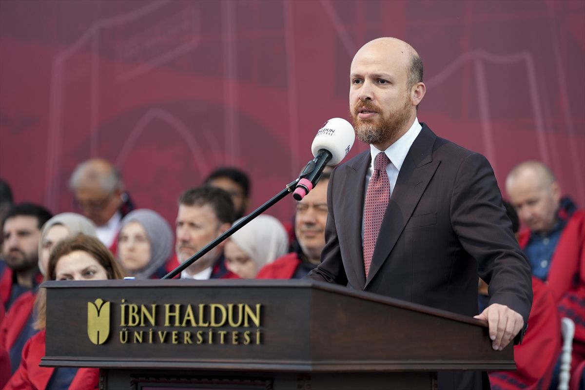 Necmeddin Bilal Erdoğan, İbn Haldun Üniversitesi mezuniyet töreninde konuşma yaparken