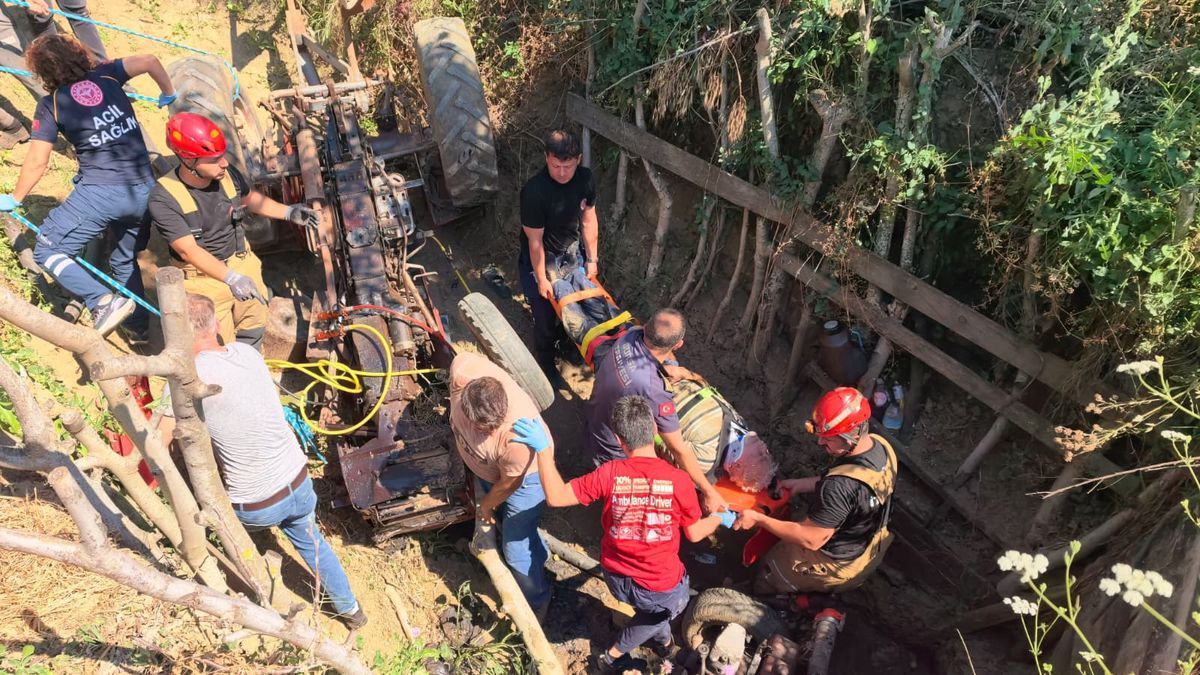 İki torunuyla birlikte traktörün altında kalan dedeyi itfaiye ekipleri kurtardı