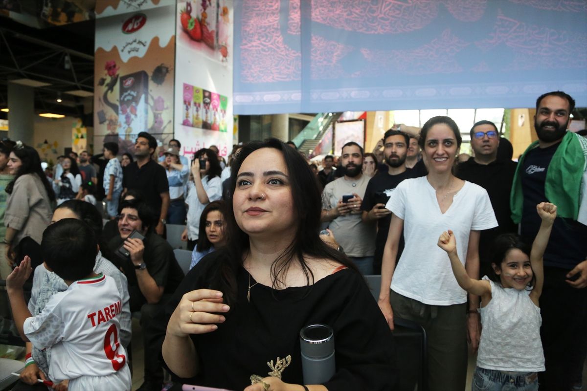 İranlılar milli takımın Dünya Kupası'ndaki üçüncü maçını da Tahran'daki mekanlarda topluca izledi