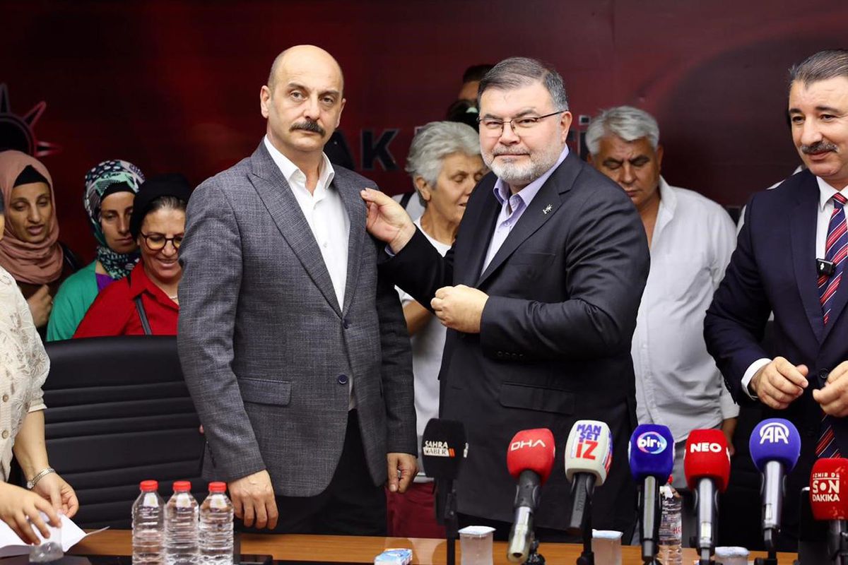 AK Parti'de toplu rozet töreni! İzmir'de 370 kişi aynı anda partiye katıldı