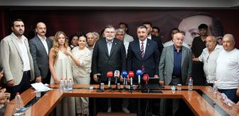 İzmir'de AK Parti'ye katılan yeni üyelere rozetleri takıldı