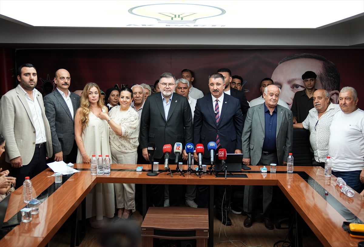 İzmir'de AK Parti'ye katılan yeni üyelere rozetleri takıldı
