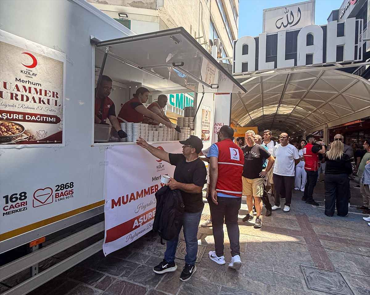 İzmir'de türk Kızılay'dan 1500 kişiye aşure ikramı