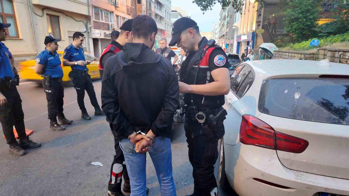 Kadıköy'de helikopter destekli huzur denetimi: Şüpheli motosiklette kokain ve çok miktarda nakit para ele geçirildi