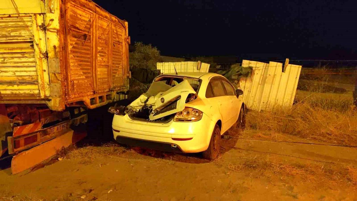 Manavgat'ta otomobilin park halindeki kamyona çarptığı kaza yerinden genel görünüm.