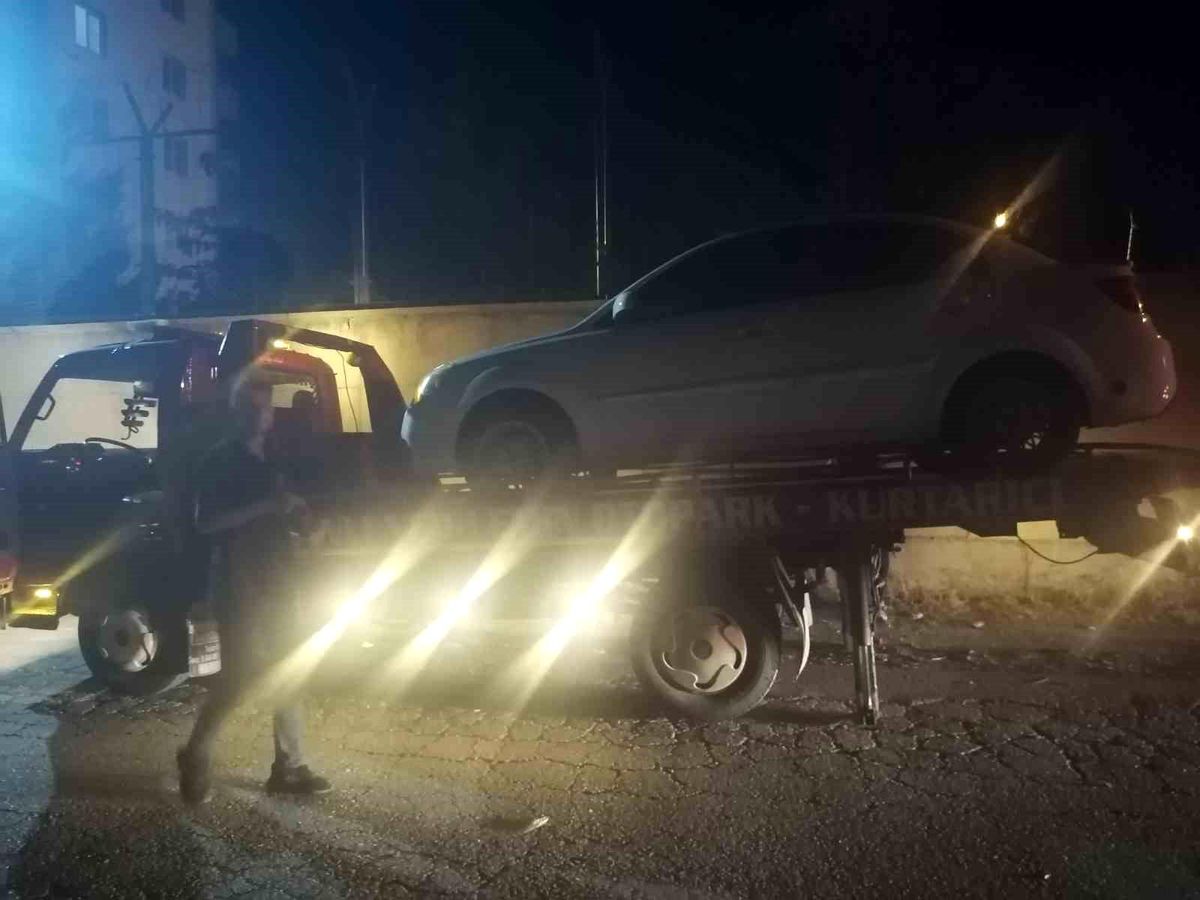 Karakol yoluna park edilen araçlar çekiciyle kaldırıldı