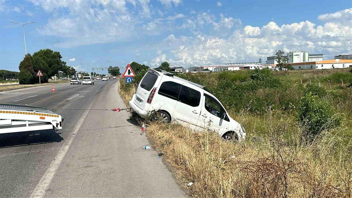 Samsun-Ordu Karayolu'nda kaza sonrası yola dökülen motor yağı nedeniyle oluşan trafik kuyruğu.