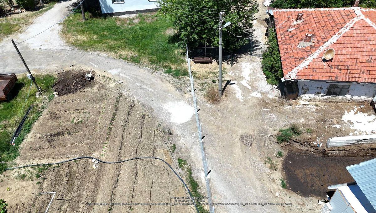 Komşunun kurduğu çitlerden dolayı evine gidecek yol kalmadığını iddia etti