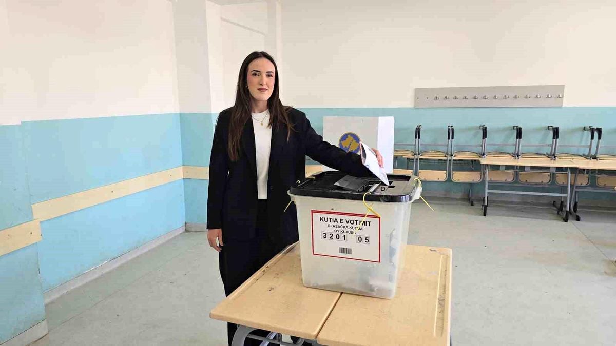 Kosova parlamento binası önünde seçim sonuçlarını kutlayan kalabalık.