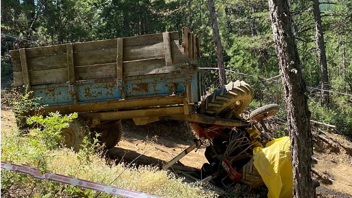 Kütahya'da meydana gelen traktör kazasına ilişkin olay yeri görüntüsü.