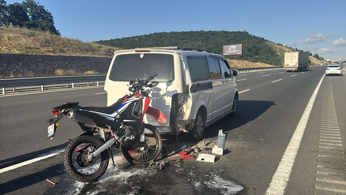 Kuzey Marmara Otoyolu'nda minibüse çarpan motosikletin sürücüsü ağır yaralandı