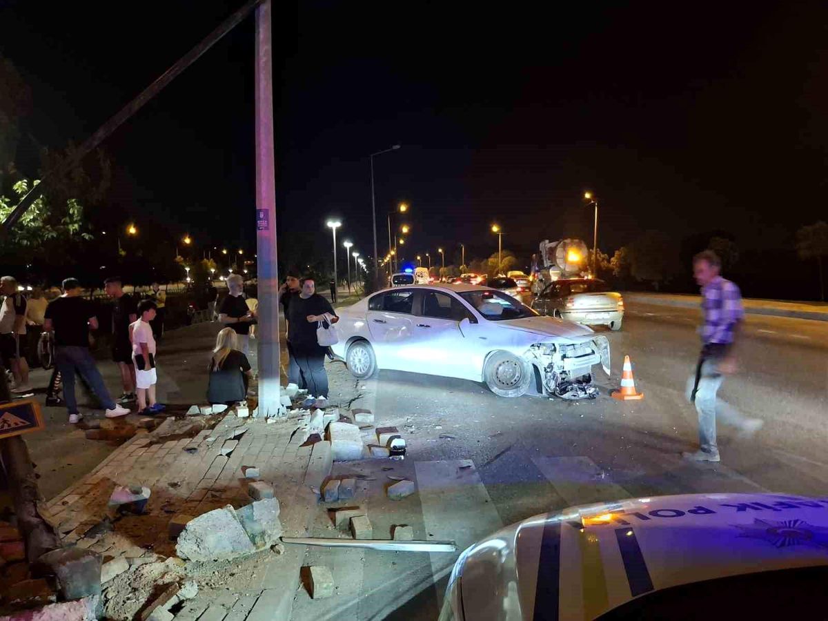 Bursa'da dereye uçan otomobiller ve kaza yeri.