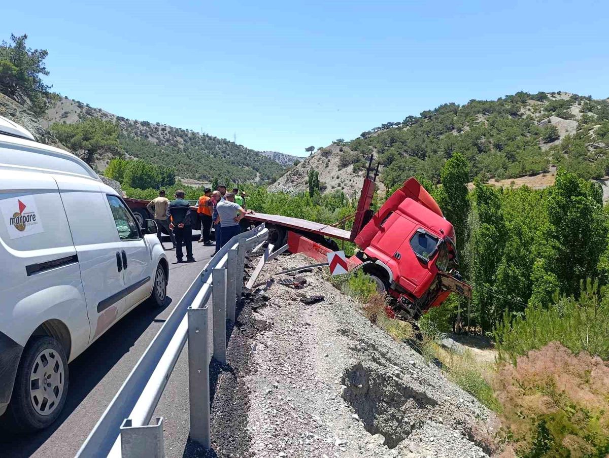 Malatya'da çekici bariyerlere çarparak askıda kaldı