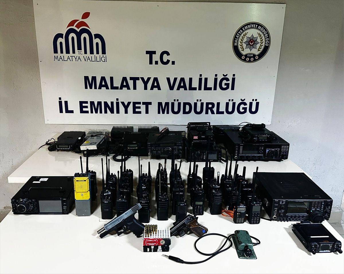 Malatya'da emniyetin frekanslarını dinledikleri iddia edilen 6 kişi yakalandı