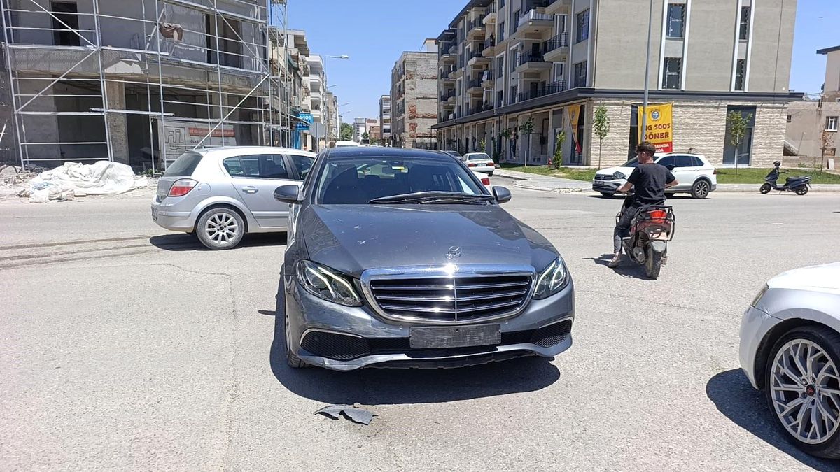 Motosiklet ile otomobil çarpıştı: 1 yaralı