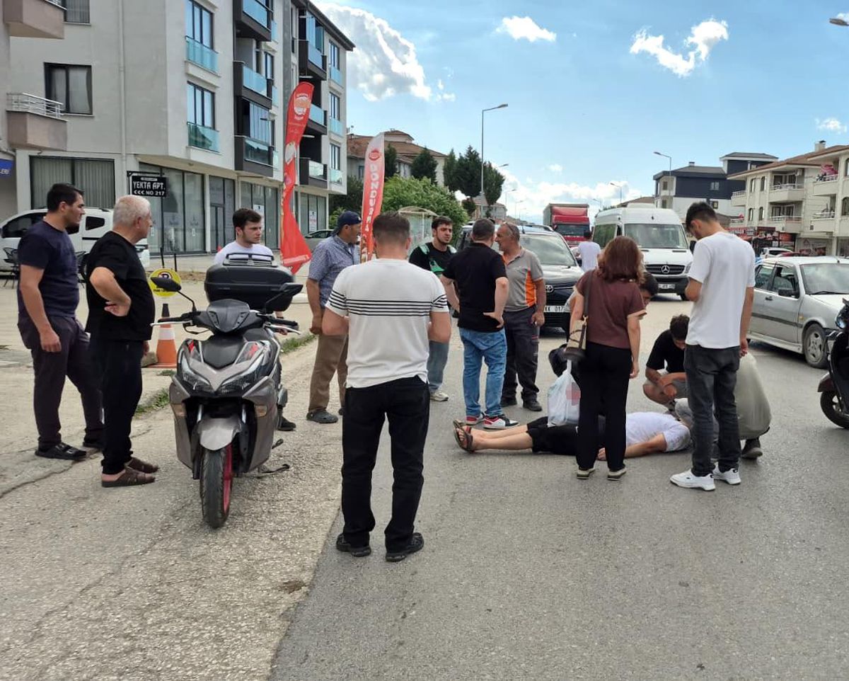 Motosiklet sürücüsü otomobile çarpmamak için frene basınca savruldu: 1 yaralı