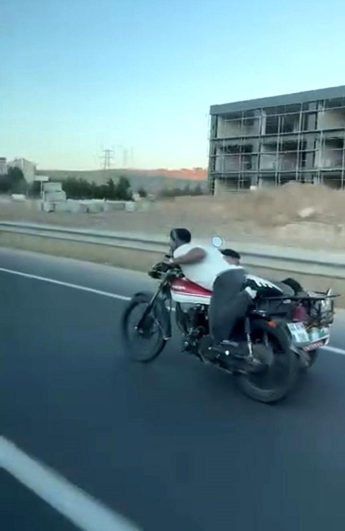 Motosikletin üzerine uzandı: Hem kendi hem de arkadaşının canını hiçe saydı