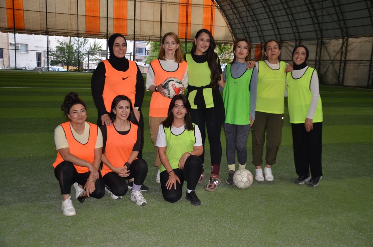 Muş'ta kadınlar çocuklarını eşlerine bırakarak halı sahada buluştu