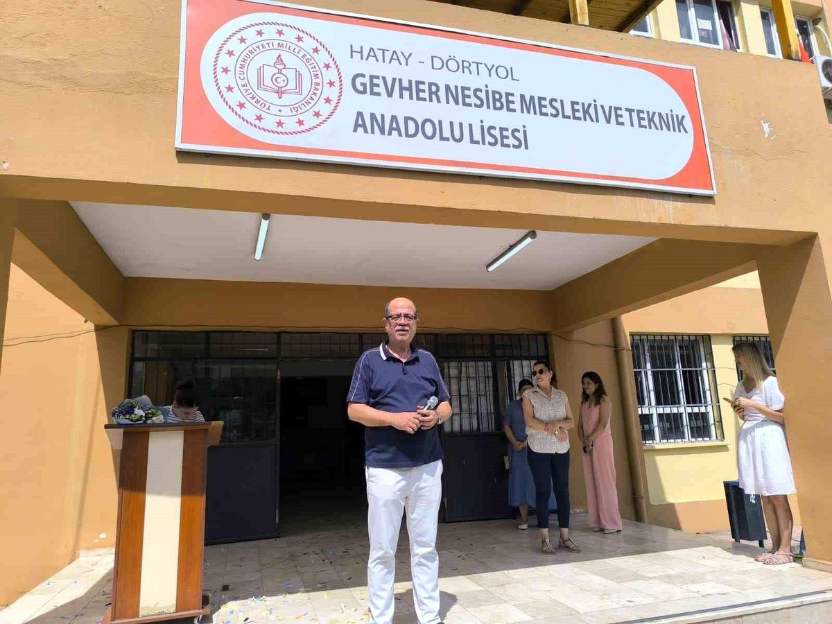 Öğrencilerinden helallik alarak emekliye ayrılan 38 yıllık öğretmene alkışlı veda