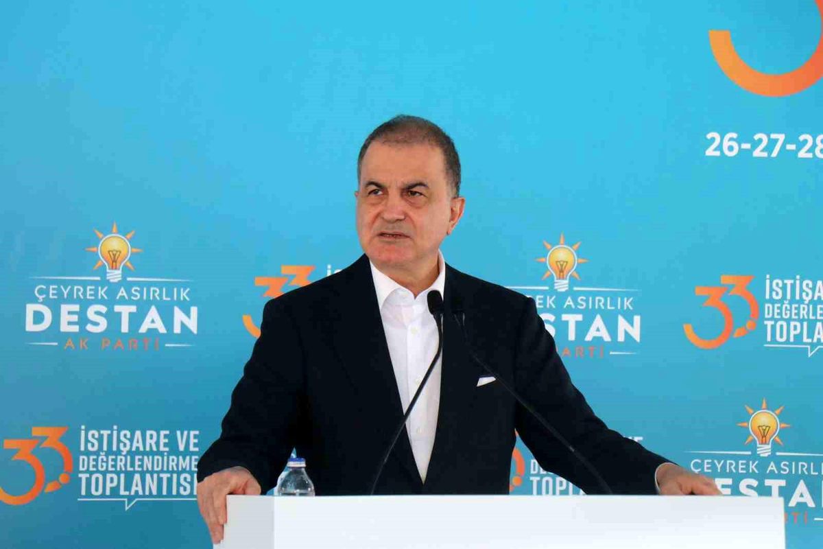 AK Parti Sözcüsü Ömer Çelik konuşma yaparken