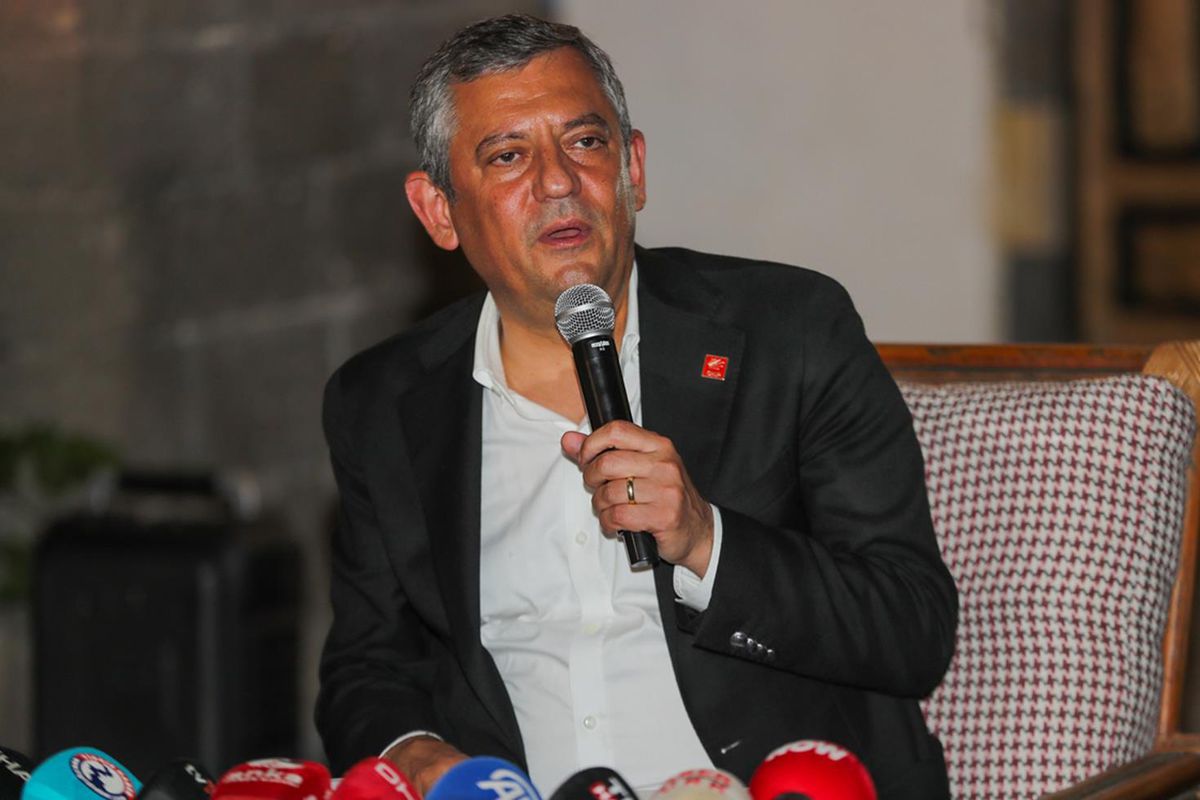 CHP Grup Başkanı Özgür Özel Diyarbakır ziyareti sırasında