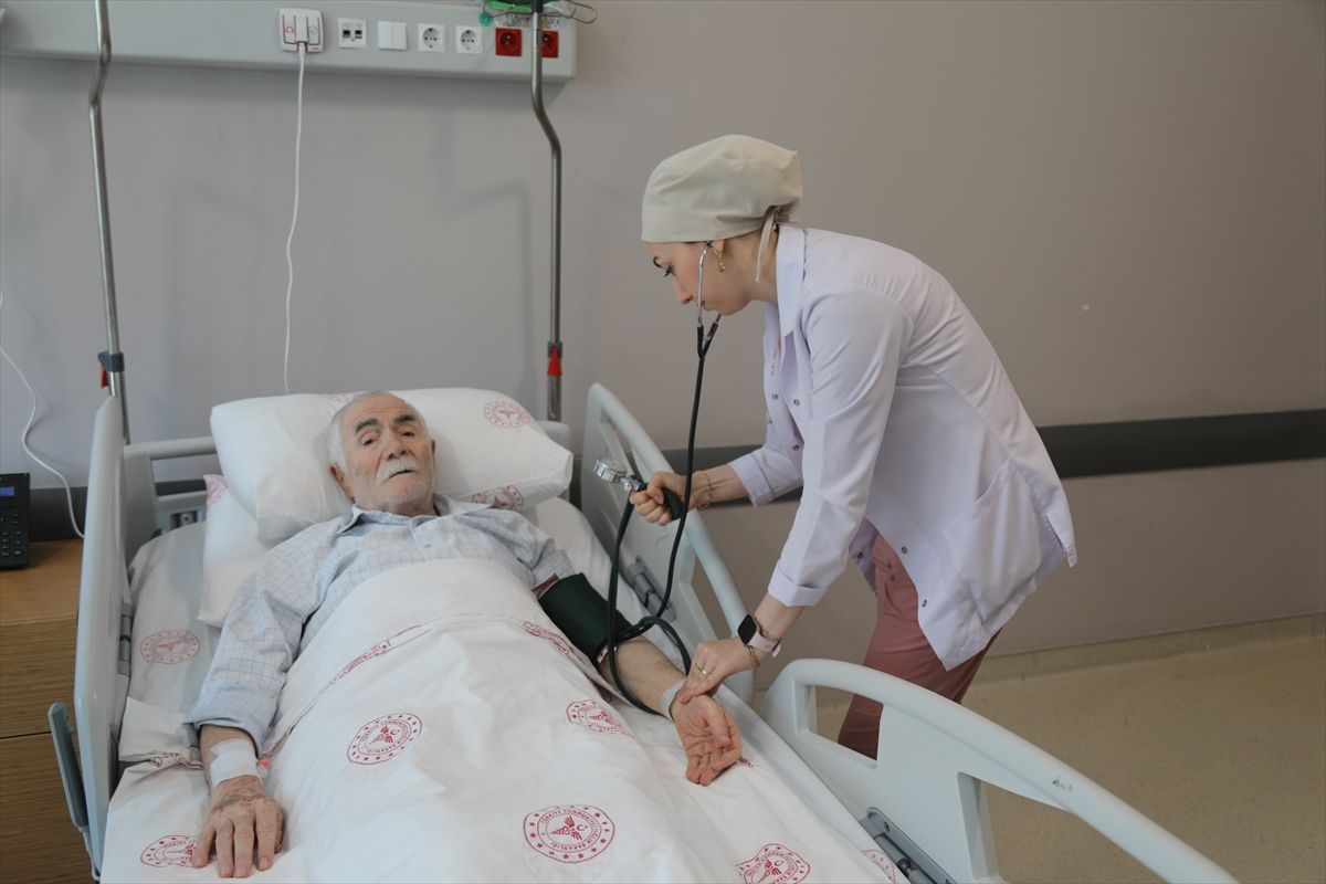 Risk taşıyan 79 yaşındaki hastaya kapalı kalp kapağı ameliyatı yapıldı