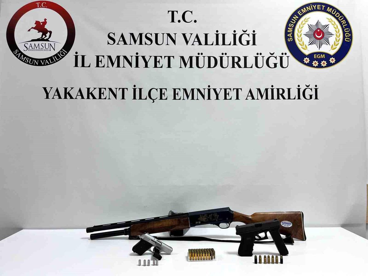 Samsun Yakakent'te polis operasyonu sonucunda ele geçirilen ruhsatsız silahlar ve fişekler.