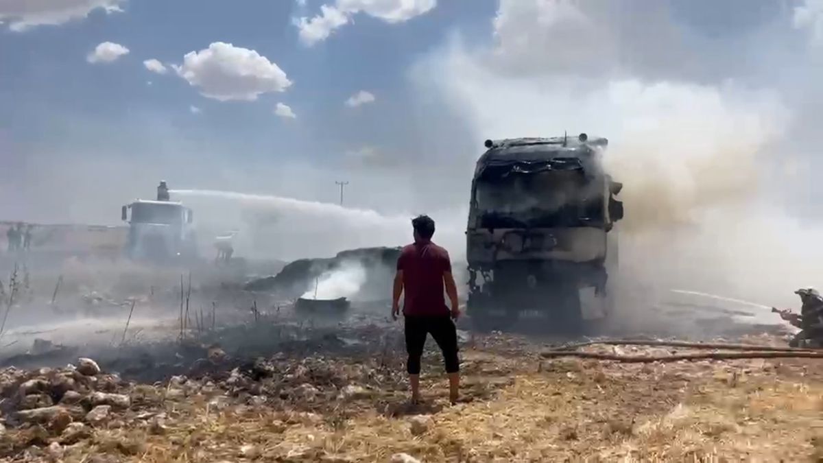 Viranşehir'de saman yüklü tırda çıkan yangın söndürülüyor.