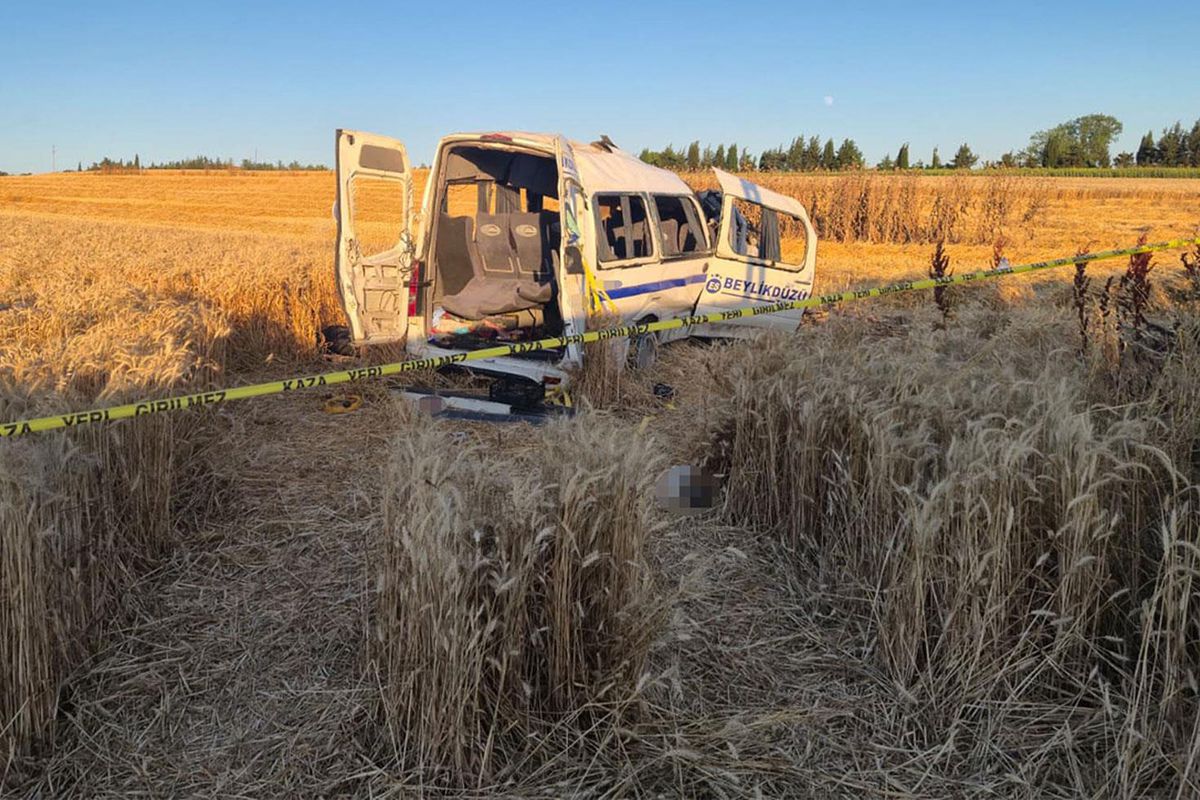 Silivri'de minibüs tarlaya uçtu: 2 ölü, 10 yaralı
