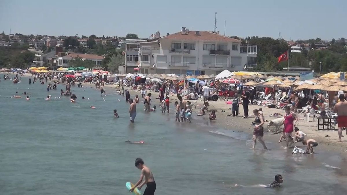 İstanbul'da sıcak hava nedeniyle Silivri'deki sahillerde yoğunluk yaşanıyor, insanlar denize giriyor.