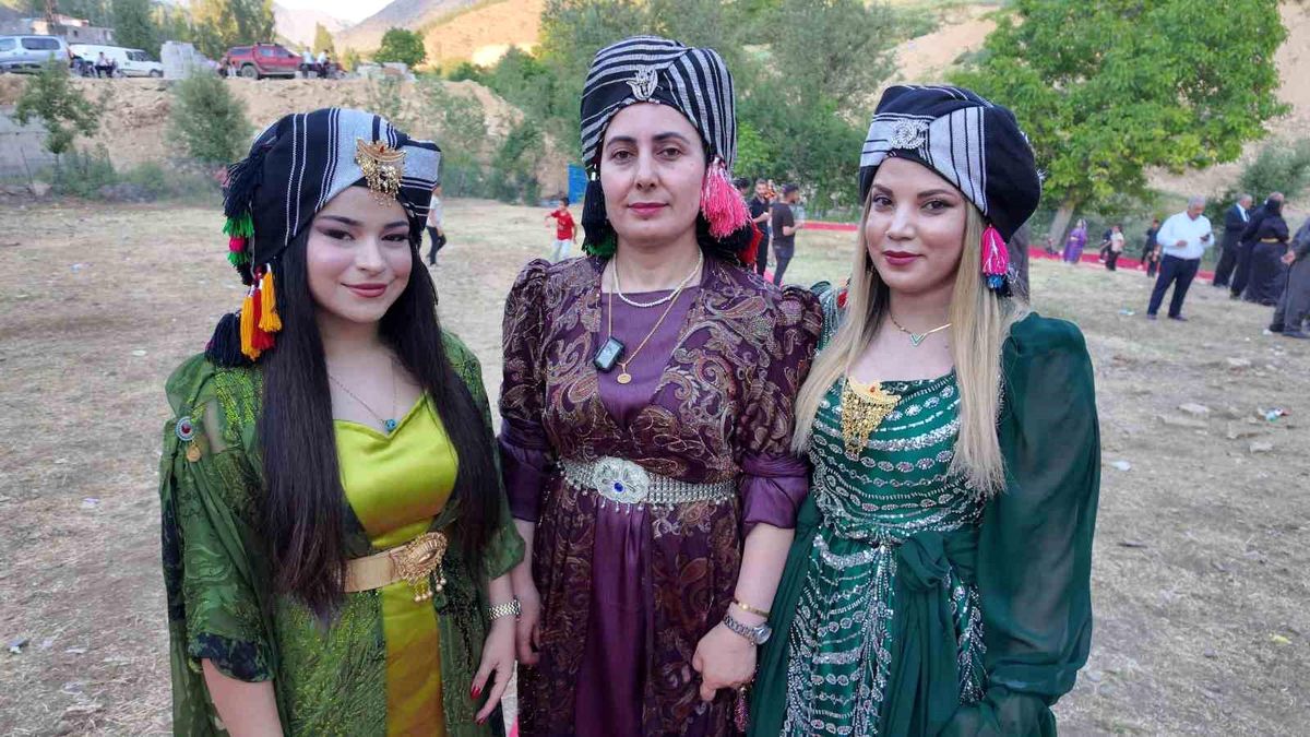 Şırnak'ta yüz yıllardır süren gelenek: Başlara takılan puşiler, düğünlere renk katıyor