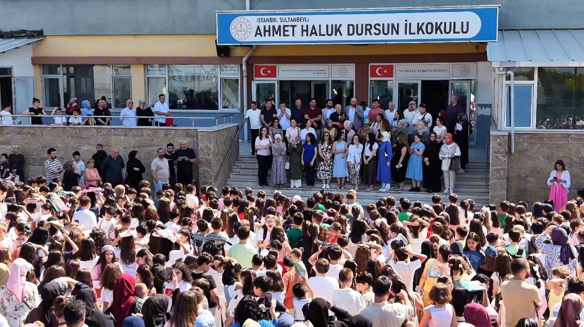 Sultanbeyli'de 37 yıllık öğretmene duygu dolu uğurlama: Öğrencilerinden konfetili sürpriz