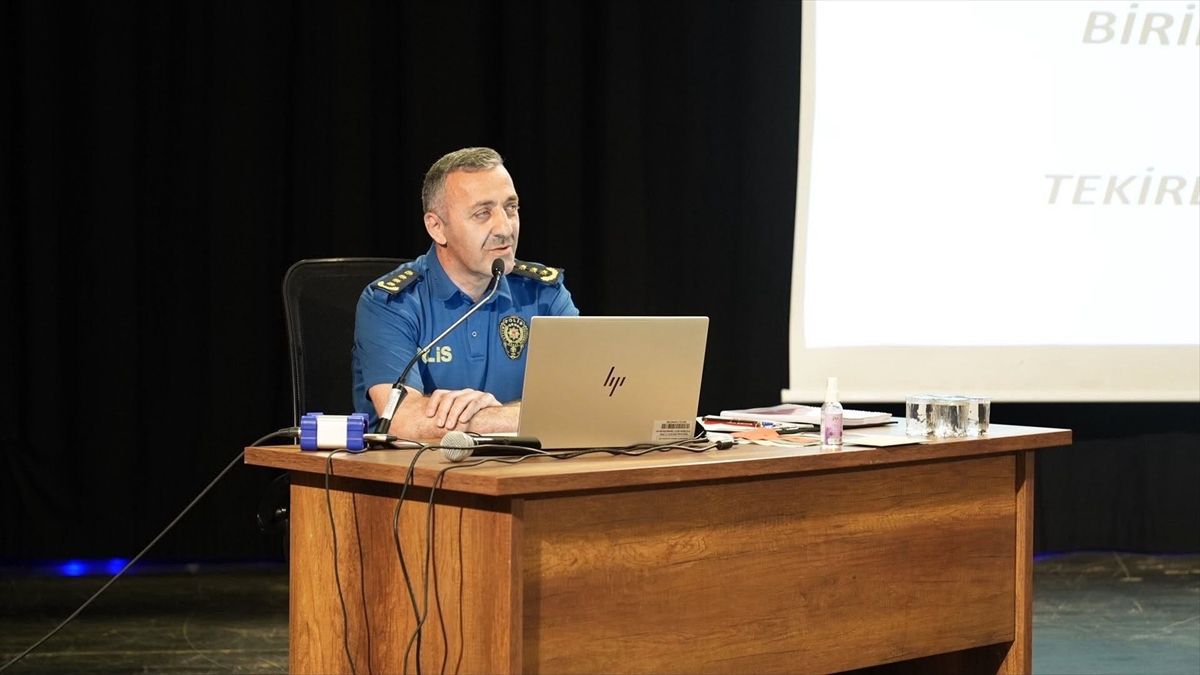 Tekirdağ'da emniyetten belediye personeline uyuşturucu ve dijital güvenlik eğitimi