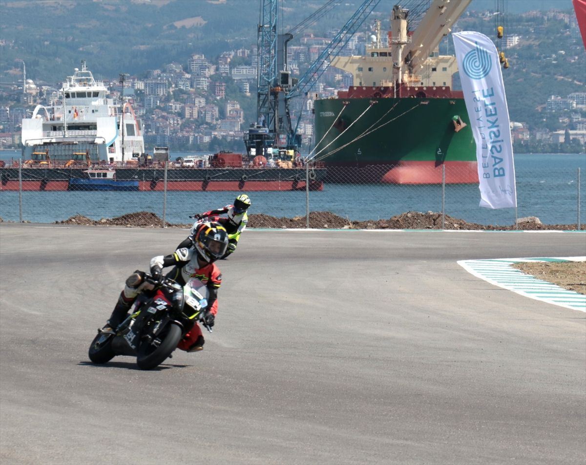 Türkiye Süpermoto ve Motomini Şampiyonası'nın 3. ayak yarışları Kocaeli'de sürüyor