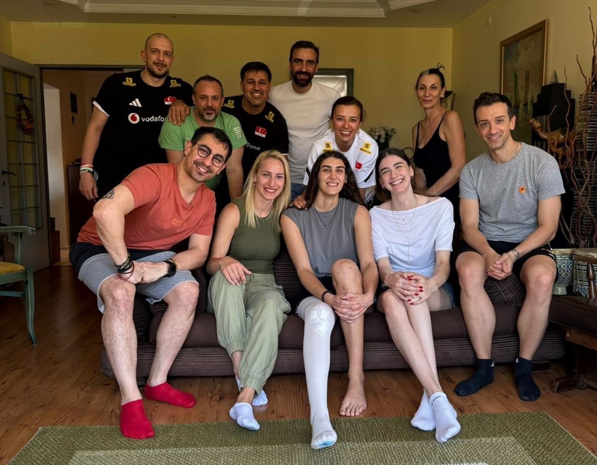 A Milli Kadın Voleybol Takımı oyuncuları ve Karmen Aksoy
